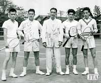 1957年デビスカップチームメンバー（左から松浦督さん、加茂公成さん、隈丸監督、岡留さん、宮城淳さん）