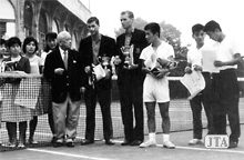 1962年・全日本学生テニス選手権/ダブルス準優勝（W/柳恵誌郎さん）写真中央が日本庭球協会・津島会長