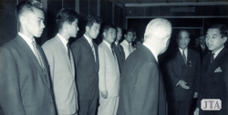 1958年デビスカップ抽選会で皇太子殿下（当時）隈丸監督とチームメンバー