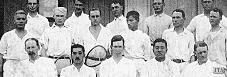 1912（明治45）年2月、東京ローンテニス倶楽部の朝吹常吉（前列右から2人目）、山崎健之丞（前列左から2人目）らがマニラの東洋選手権大会に参加。初のテニス選手海外遠征