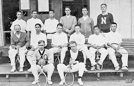 1914（大正3）年、慶応義塾庭球部の熊谷一彌（中列右から2人目）らがマニラの東洋選手権大会に参加。初の学生テニス選手海外遠征