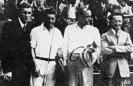 1921（大正10）年、デ杯カップ保持国の米国チーム。左から、チルデン、ウィリアムス、ウォッシュバーン、ジョンストン