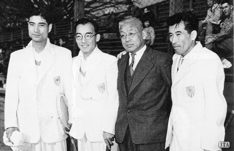 1951（昭和26）年、戦後のデ杯復帰が認められ、北米ゾーンに参加することになった日本チームの監督に熊谷一彌が就任した。左から、隈丸次郎、藤倉五郎、熊谷監督、中野文照