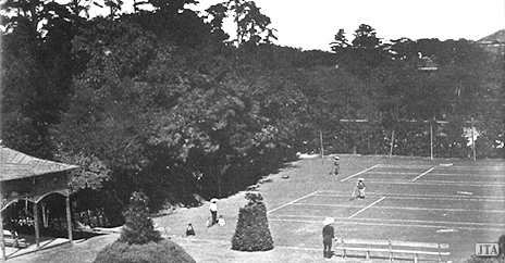 横浜のレディーズ・ローンテニス・アンド・クロッケー・クラブで、ローンコートを整備する日本の庭師たち。明治10（1880）年代