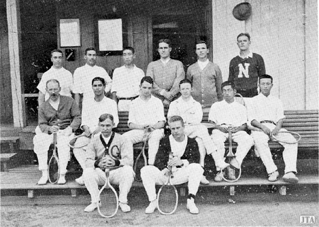 マニラ遠征慶大チームと参加選手。中列左から4人目がW.ジョンストン（1913年全米4位）、5人目が熊谷一彌
