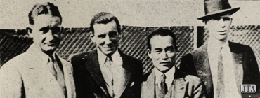 1932年、ロサンゼルスにて。世界の強豪と共に。 左から、クロフォード、ペリー、佐藤、バインズ
